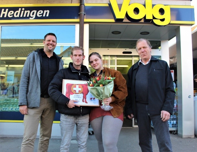 Michael Zaugg, Leiter Detailhandel LANDI Albis, Gewinner Daniel Eilermann mit Freundin Madlaina Ryffel und Werner Locher, Präsident Genossenschaft Di fair Milch Säuliamt.